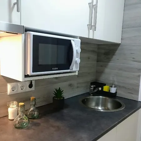 V4 Apartment *